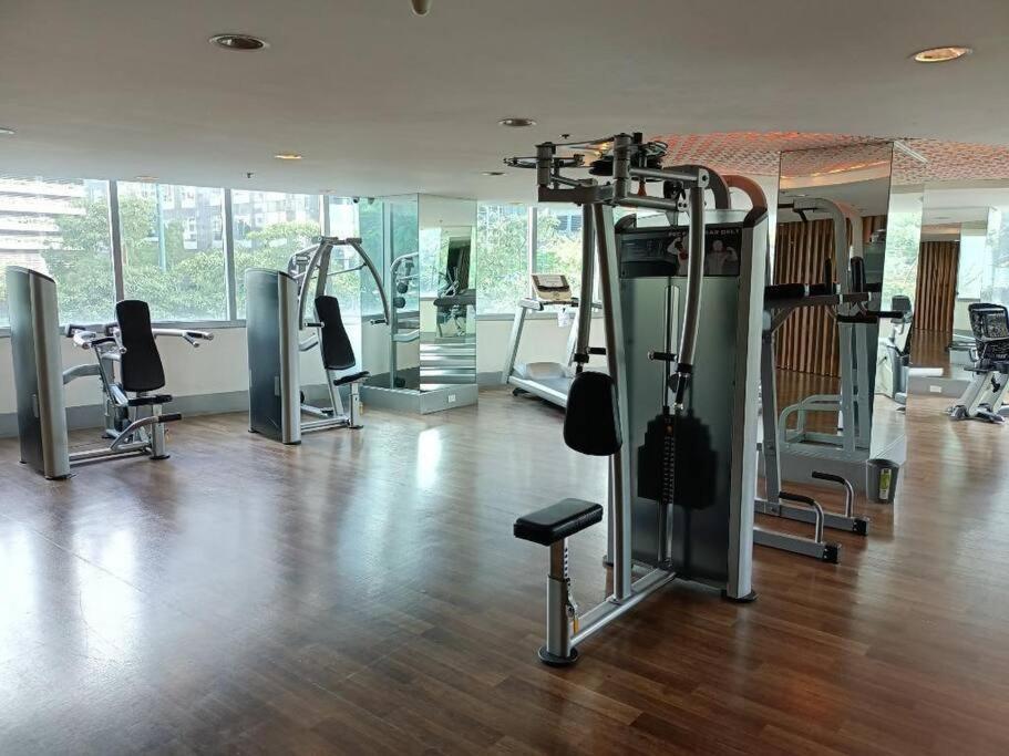 Spacious Bgc 2 Bedroom With A View Манила Екстериор снимка