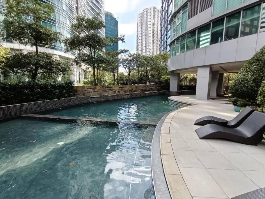 Spacious Bgc 2 Bedroom With A View Манила Екстериор снимка